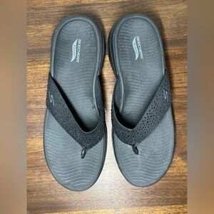 sketchers Women's GO Walk Flex Flip-Flop Thong Sandals black sparkle size 10